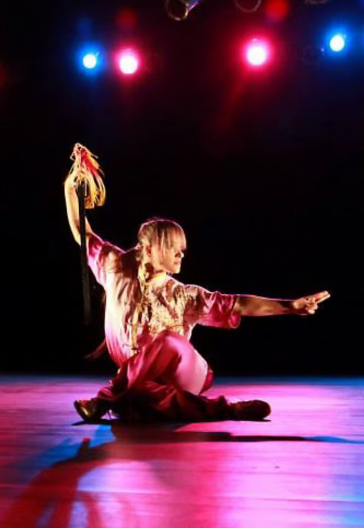 Paula Amidani postura com espada Wushu